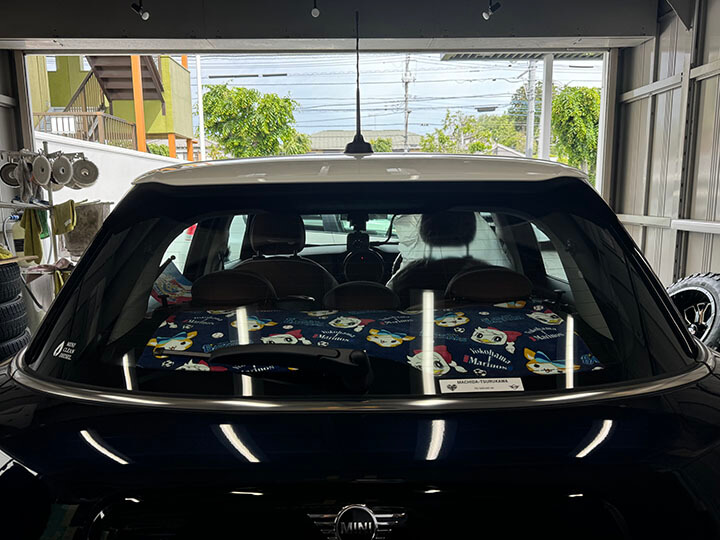 令和4年BMWミニのカーフィルム施工前のリアガラス
